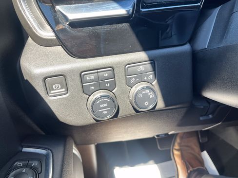 Used 2022 Chevrolet Silverado 1500 LT AWD/4WD image 19
