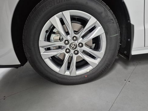 New 2026 Toyota Sienna XLE image 11