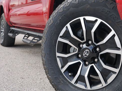 Used 2020 Toyota Tacoma TRD Sport w/ Technology Package AWD/4WD image 2