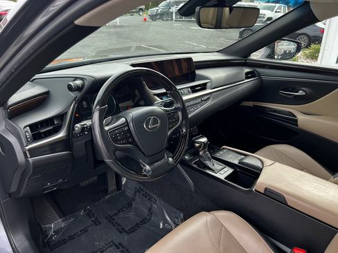 Used 2019 Lexus ES 300h w/ Luxury Package image 10