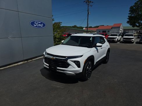 Used 2025 Chevrolet TrailBlazer LT AWD/4WD image 2