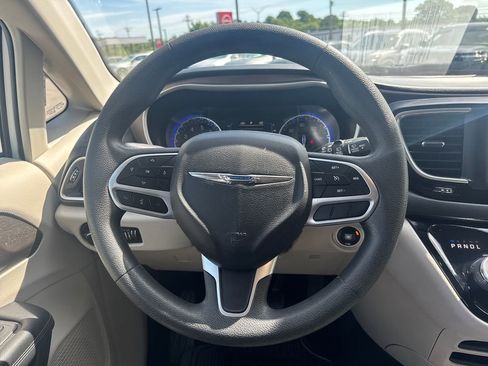 Used 2018 Chrysler Pacifica Touring Plus w/ Tire & Wheel Group FWD image 25