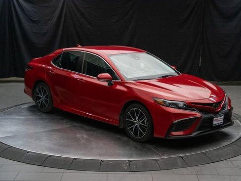 Used 2022 Toyota Camry SE image 2