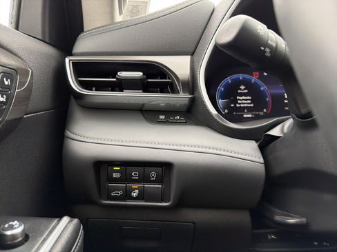 Used 2024 Toyota Highlander Limited image 25