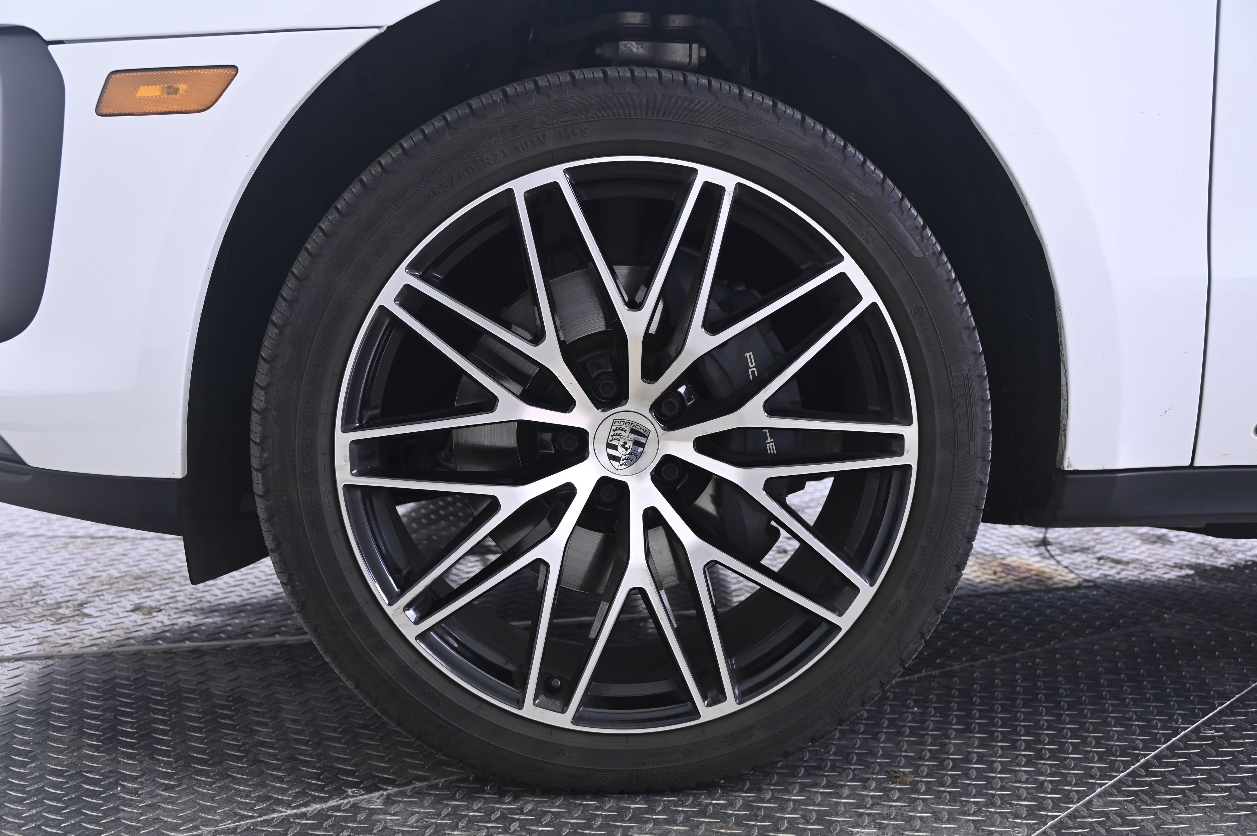 Certified 2024 Porsche Macan AWD/4WD image 11