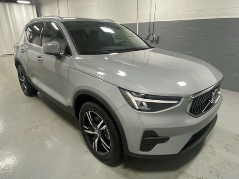Used 2025 Volvo XC40 B5 Core image 4