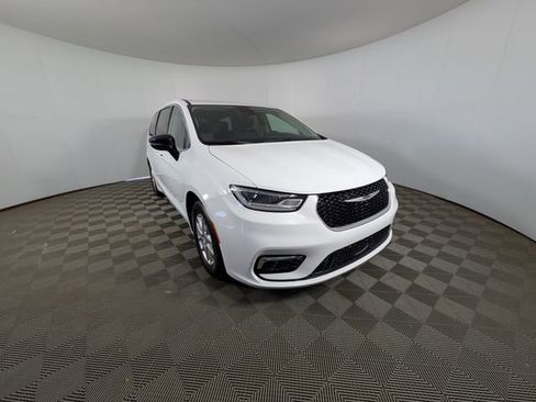 Used 2024 Chrysler Pacifica Touring-L FWD image 33