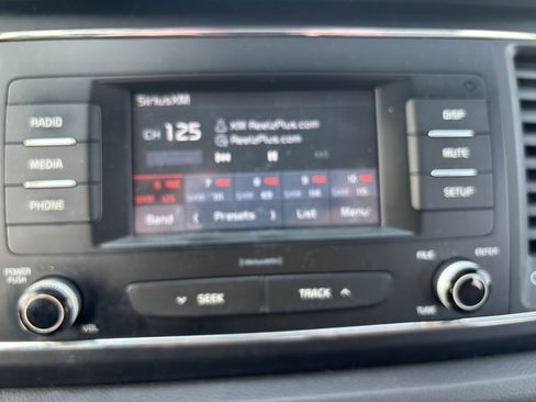 Used 2017 Kia Sedona L image 7