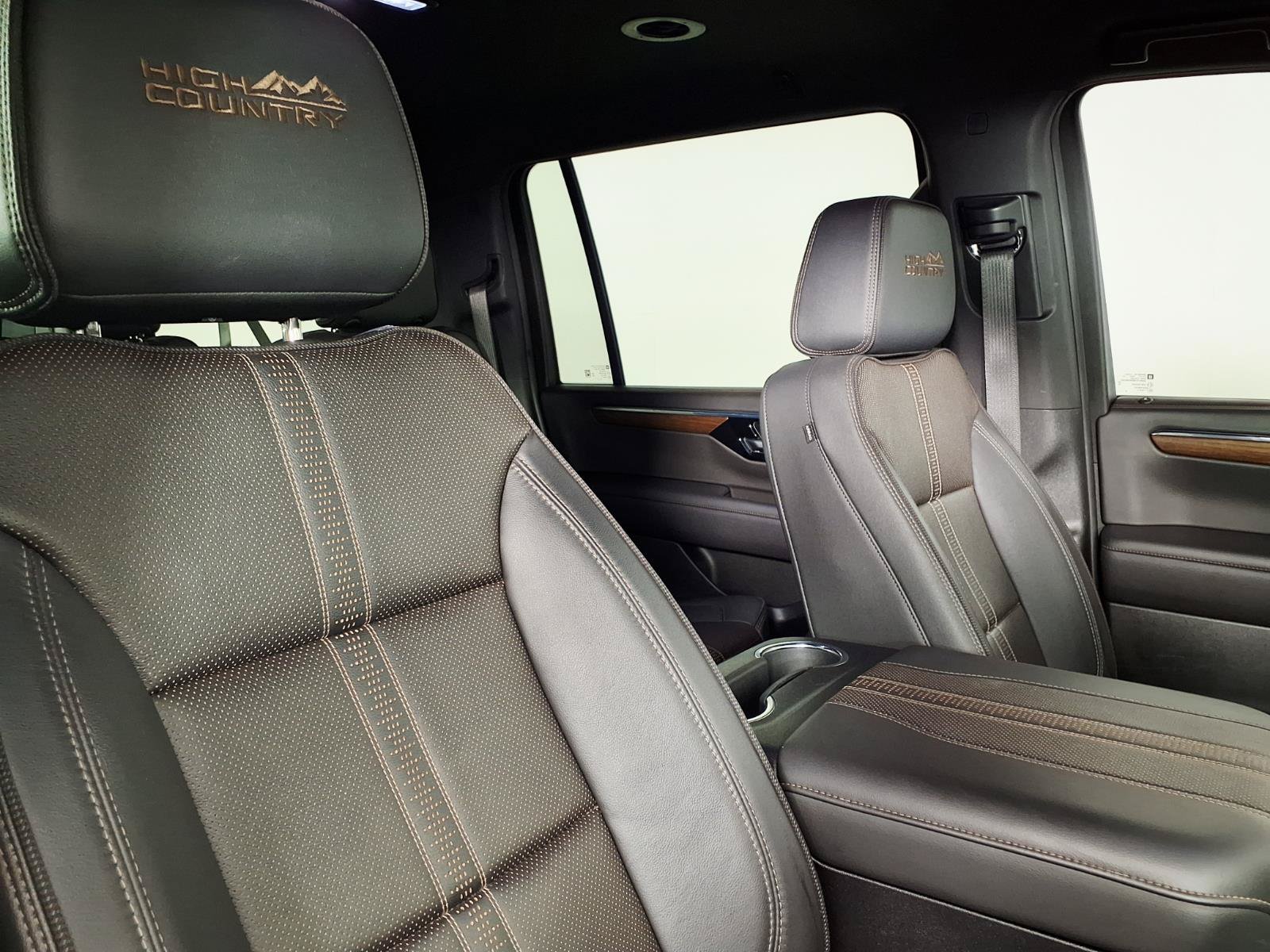 Used 2025 Chevrolet Suburban High Country AWD/4WD image 11