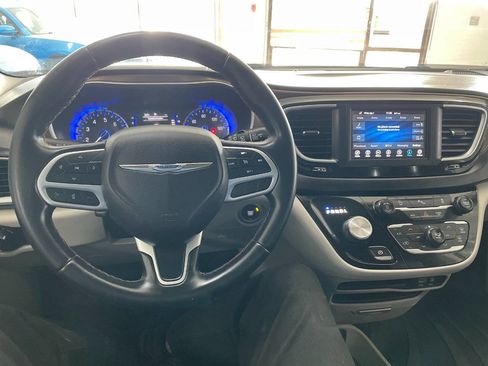 Used 2018 Chrysler Pacifica Touring-L image 33