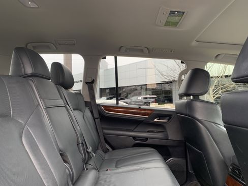 Used 2020 Lexus LX 570 4WD w/ Luxury Package image 33