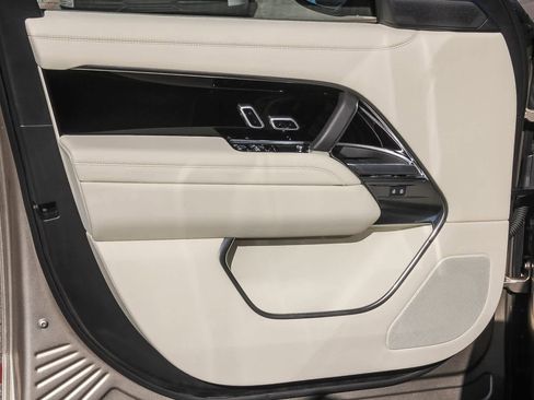 New 2025 Land Rover Range Rover SE image 17