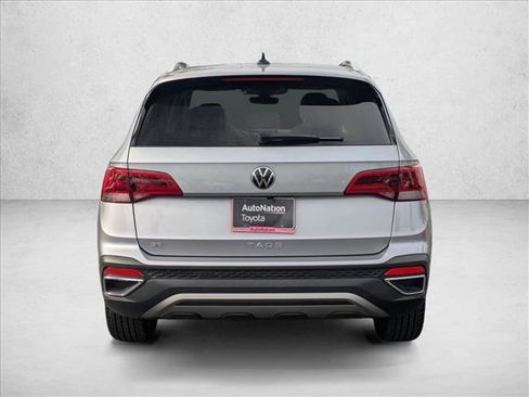 Used 2023 Volkswagen Taos SE w/ Panoramic Sunroof Package image 7