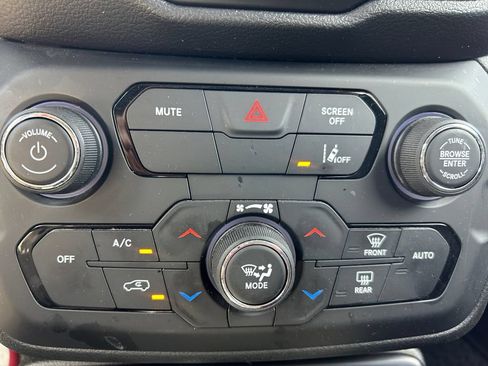 Used 2023 Jeep Renegade Latitude AWD/4WD image 28