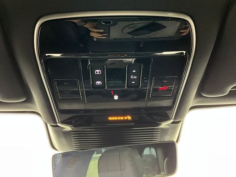 Used 2025 Land Rover Range Rover SE image 13