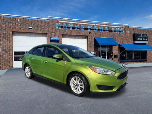 Used 2018 Ford Focus SE w/ Cold Weather Package image 2