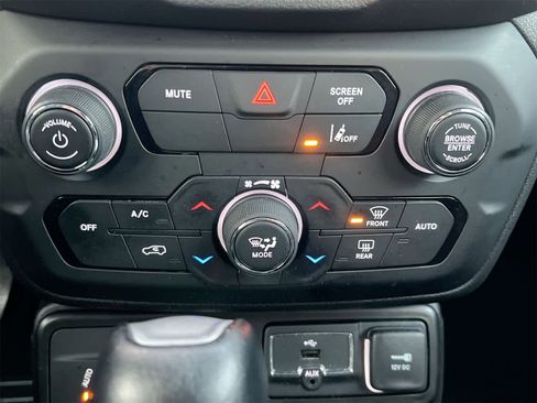 Used 2023 Jeep Renegade Latitude image 29