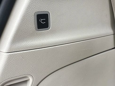 Used 2017 Chrysler Pacifica Touring-L FWD image 12