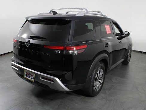 Certified 2023 Nissan Pathfinder SL w/ Black Appearance Package FWD image 4