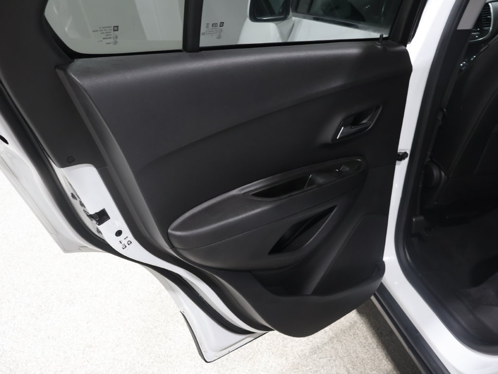 Used 2019 Chevrolet Trax LT w/ LT Convenience Package AWD/4WD image 19