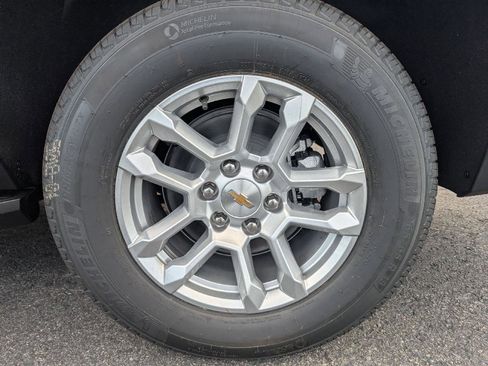 New 2026 Chevrolet Suburban LT w/ Comfort Package AWD/4WD image 17