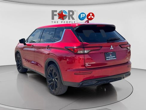 Used 2023 Mitsubishi Outlander SE Black Edition image 3