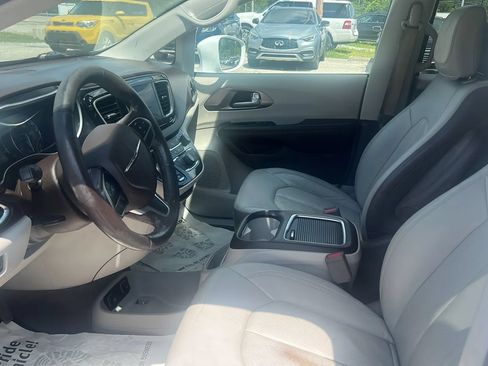 Used 2018 Chrysler Pacifica Touring-L Plus FWD image 19