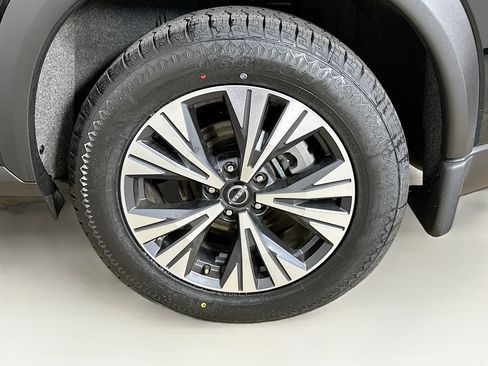 Used 2023 Nissan Rogue SV image 11