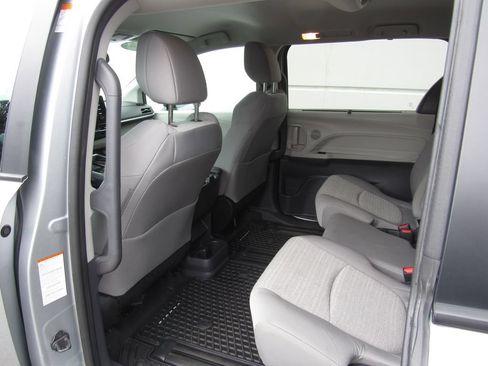 Used 2024 Toyota Sienna LE AWD/4WD image 15