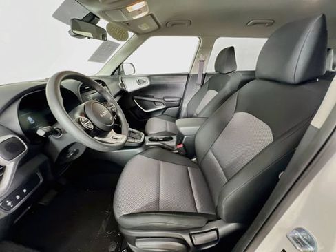 Used 2025 Kia Soul LX FWD image 10