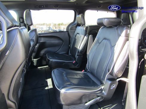 Used 2025 Chrysler Pacifica Limited FWD image 4