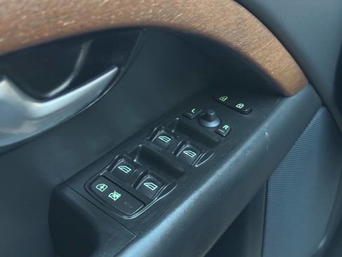 Used 2010 Volvo XC70 3.2 image 26