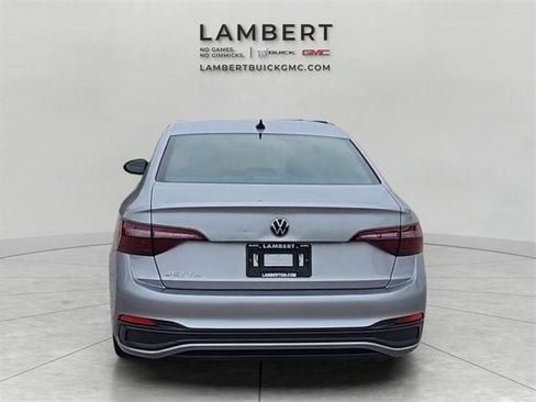 Used 2022 Volkswagen Jetta Sport image 4