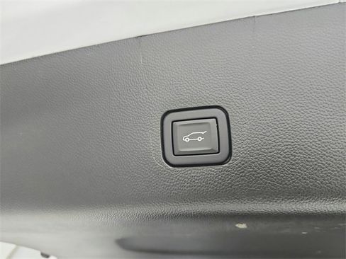 Used 2023 Chevrolet Traverse Premier image 48