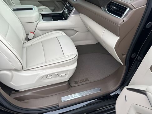 Used 2024 GMC Yukon XL Denali image 16