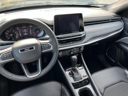 Used 2025 Jeep Compass Latitude AWD/4WD image 12