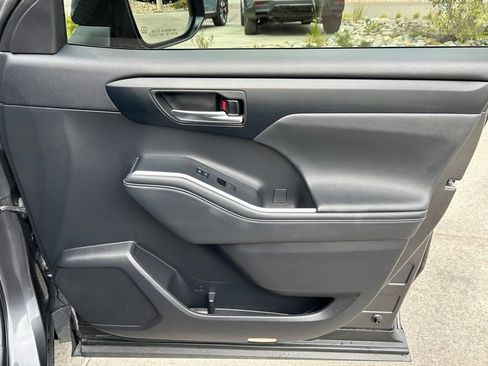 Used 2022 Toyota Highlander XSE FWD image 32