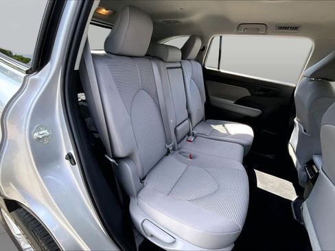 Used 2022 Toyota Highlander LE AWD/4WD image 20