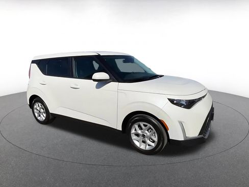 Used 2025 Kia Soul LX w/ LX Technology Package FWD image 2