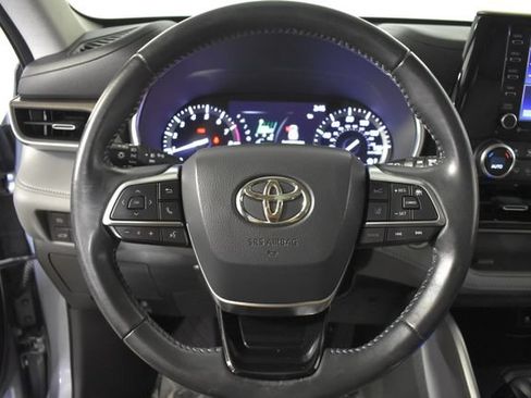 Used 2020 Toyota Highlander XLE AWD/4WD image 14