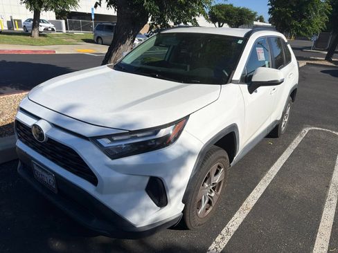 Certified 2022 Toyota RAV4 XLE FWD image 4