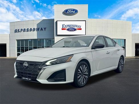 Used 2024 Nissan Altima 2.5 SV image 2