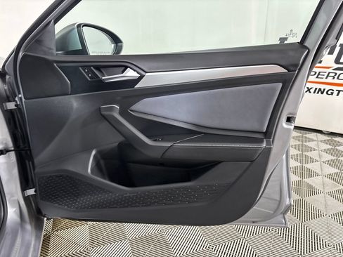 Used 2025 Volkswagen Jetta SE w/ Sunroof Package FWD image 29