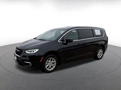 Used 2025 Chrysler Pacifica Select image 8