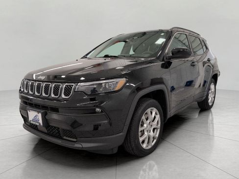 Used 2023 Jeep Compass Latitude w/ Sun and Sound Group AWD/4WD image 12