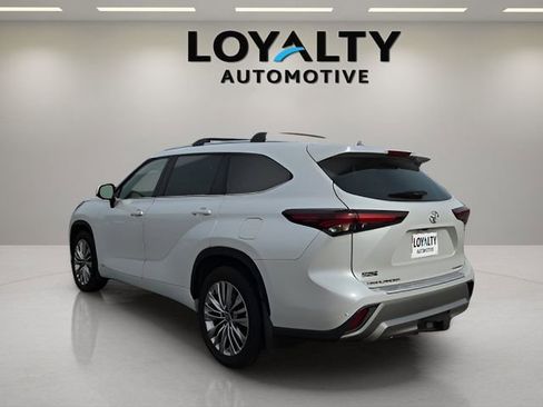 Used 2025 Toyota Highlander Platinum image 3