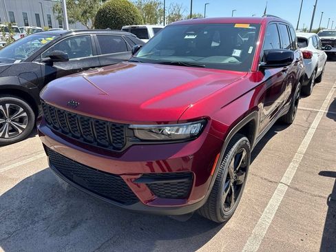 Used 2023 Jeep Grand Cherokee Altitude AWD/4WD image 2