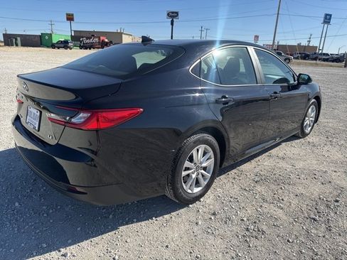 Used 2025 Toyota Camry LE image 5