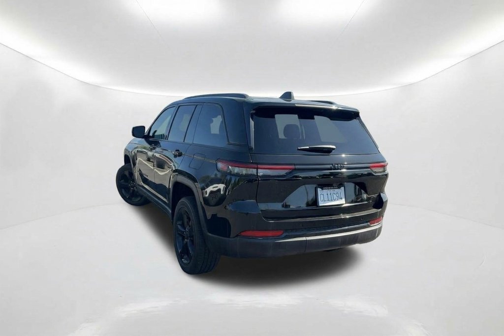 Used 2023 Jeep Grand Cherokee Altitude AWD/4WD image 8