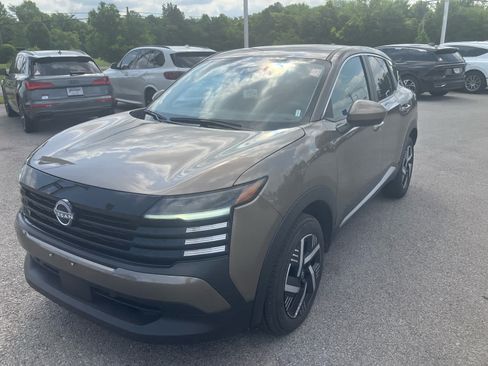 Used 2025 Nissan Kicks SV FWD image 3